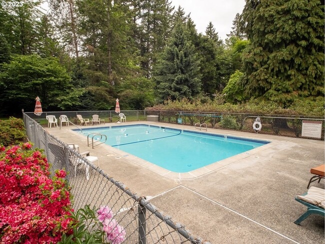 Building Photo - 2Bd/2Ba Second Floor Condo in SE with Washer & Dryer, 2 Car Dethatched Garage and a Serene Courty...