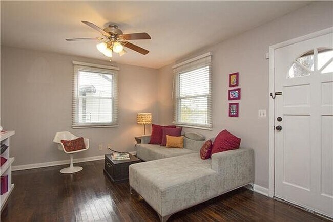 Building Photo - Adorable 2 Bedroom 1 Bath Home in Sylvan H...