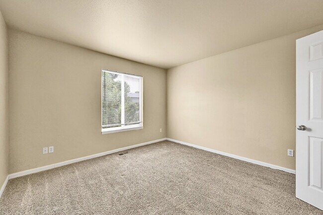 Building Photo - $2,095, 3 bed, 2 bath, located in Colorado...