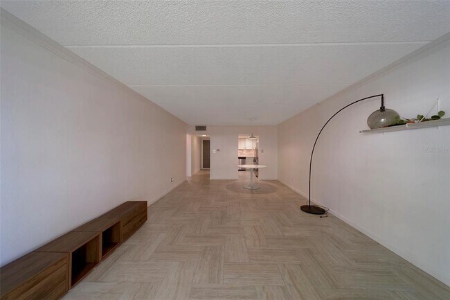 Building Photo - 2944 W Bay Dr