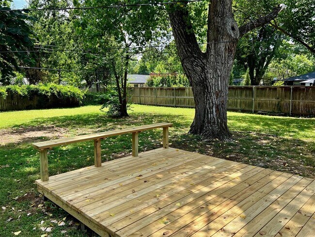 Building Photo - 818 W Timberdell Rd