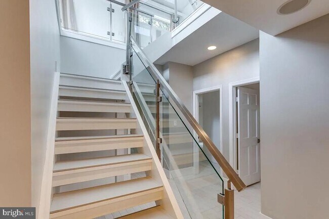 Building Photo - 4611 Charleston Terrace NW