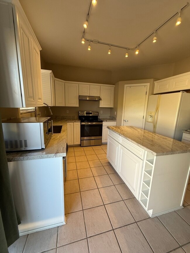 Building Photo - HOUSE FOR RENT