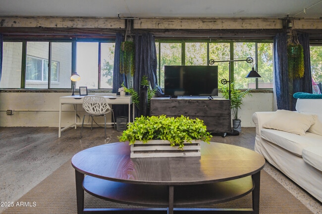 Building Photo - 353 E Thomas Rd