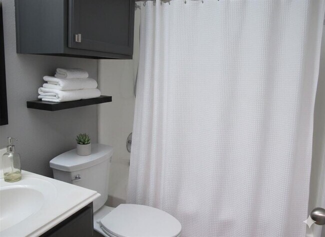 Building Photo - 915 Lantana Dr