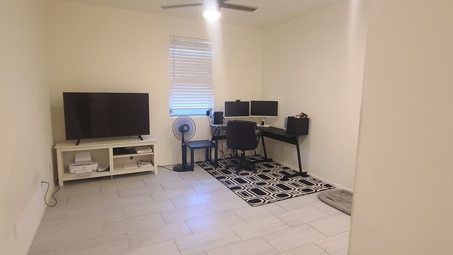 Building Photo - Like new 4-bedroom with Teen suite & Commu...