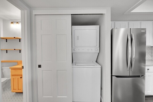 Building Photo - $2,195 - 1 Bed, 1 Bath Updated Lofted Cond...