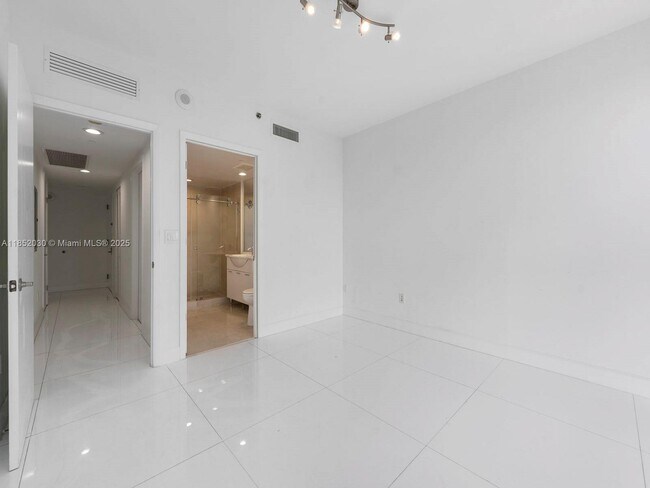 Building Photo - 495 Brickell Ave