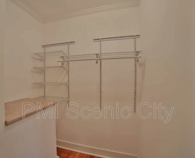 Building Photo - 513 Lytle St