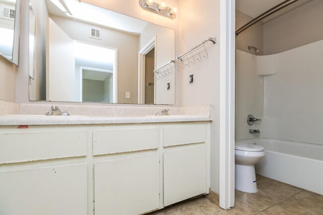 Building Photo - 410 E 9th Ave