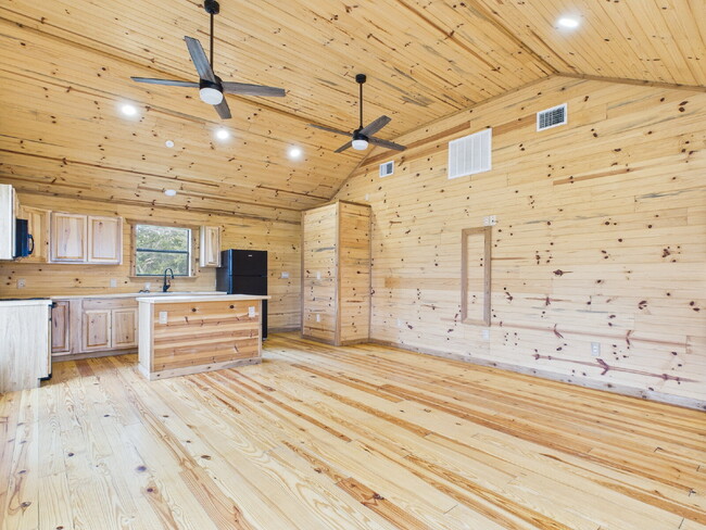 Building Photo - 2/2 Custom Cabin