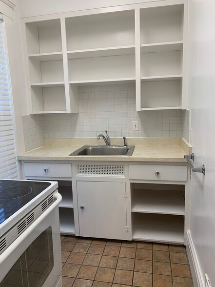 Building Photo - 118 N Thayer St