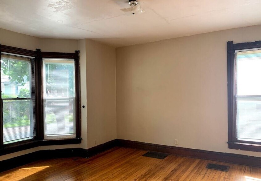 Building Photo - 830 Bowery St