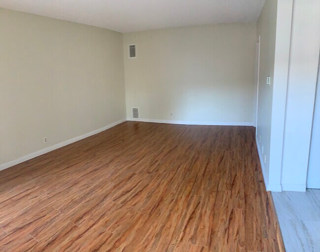 Building Photo - 414 E Cedar Ave