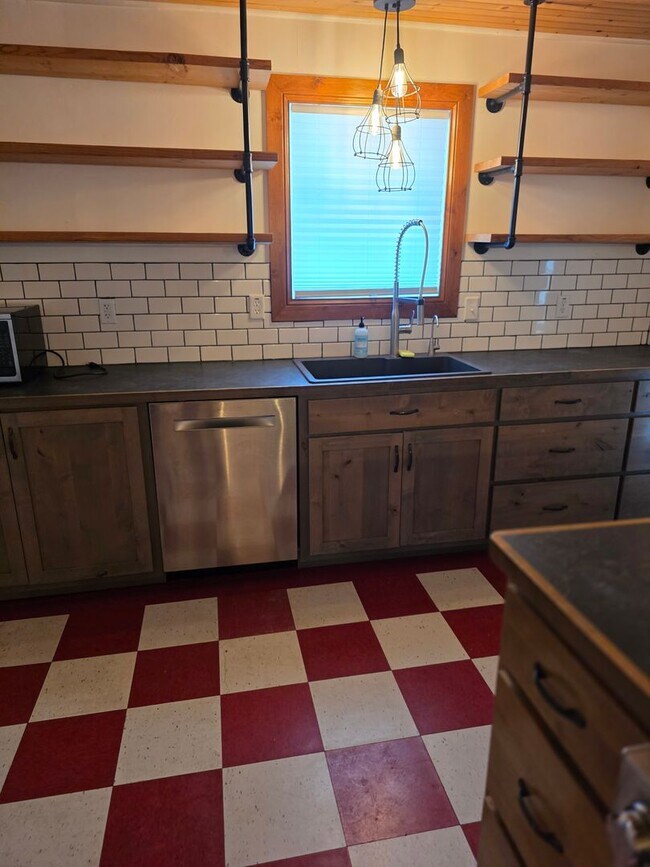 Building Photo - Great 3 bed 2 bath in the beautiful Meadow...