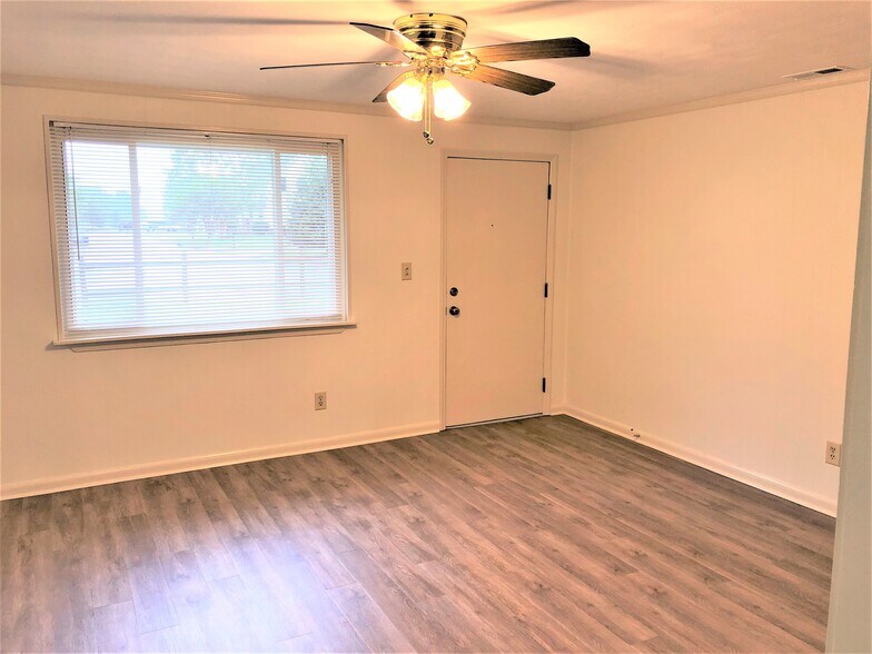 Building Photo - 5602 Shorewood Ln