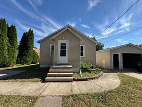 Building Photo - Updated 2 Bedroom Home with Central Air, H...