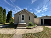 Building Photo - Updated 2 Bedroom Home with Central Air, H...