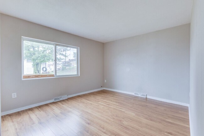 Building Photo - 1022 E Warrington Ave