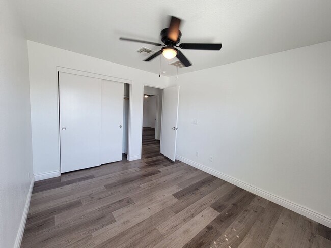 Building Photo - 4 Bedroom 2 Bathroom Home Close to Shopping and Restaurants!!