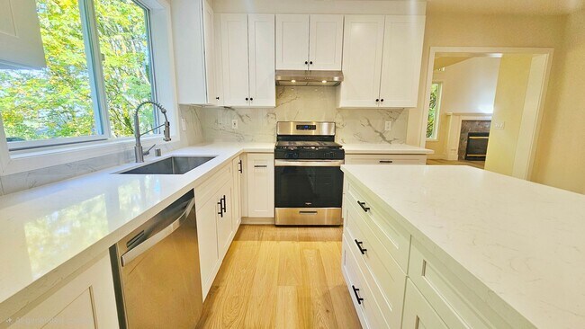 Building Photo - Beautiful 4 Bed 2.5 Bath  3190 sq ft Home ...