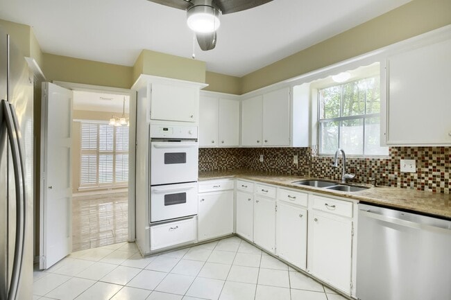 Building Photo - 10903 Tupper Lake Dr