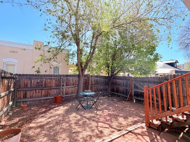 Building Photo - Charming 2 Bed 1 Bath Duplex in West Highlands