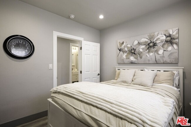 Building Photo - 1559 1/2 S Harvard Boulevard Unit