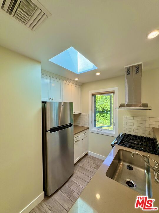 Building Photo - 10740 Aqua Vista St