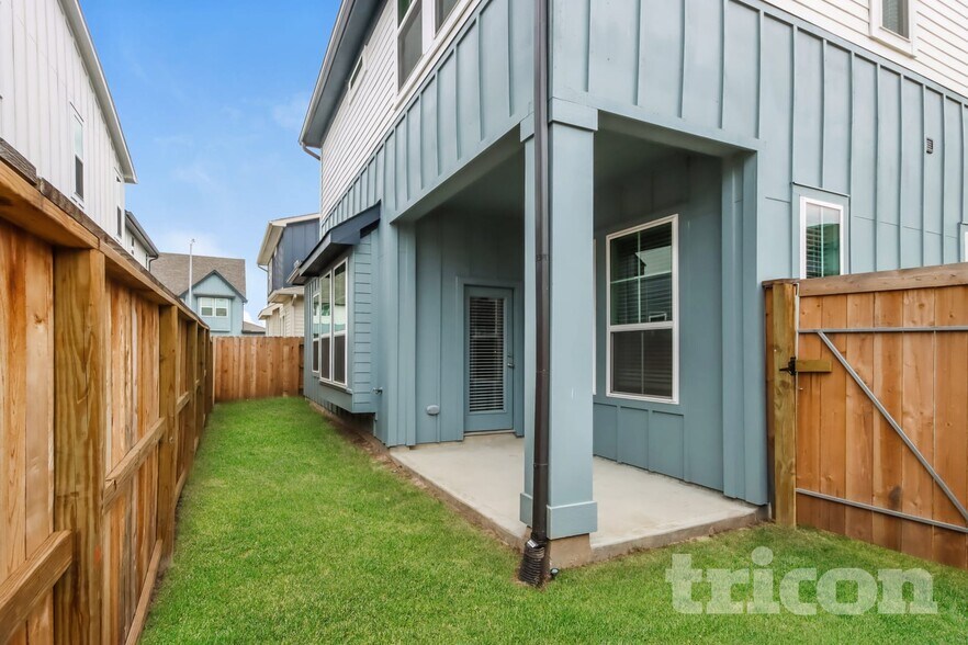 Building Photo - 9835 Willow Creek Commerce Dr