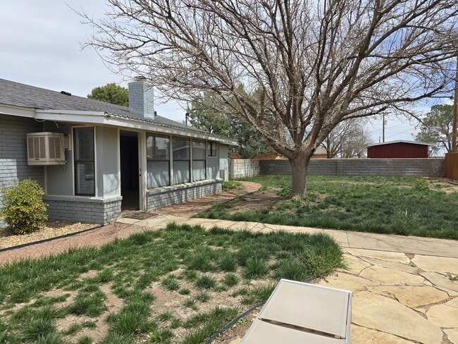 Building Photo - 608 E 17th Ln