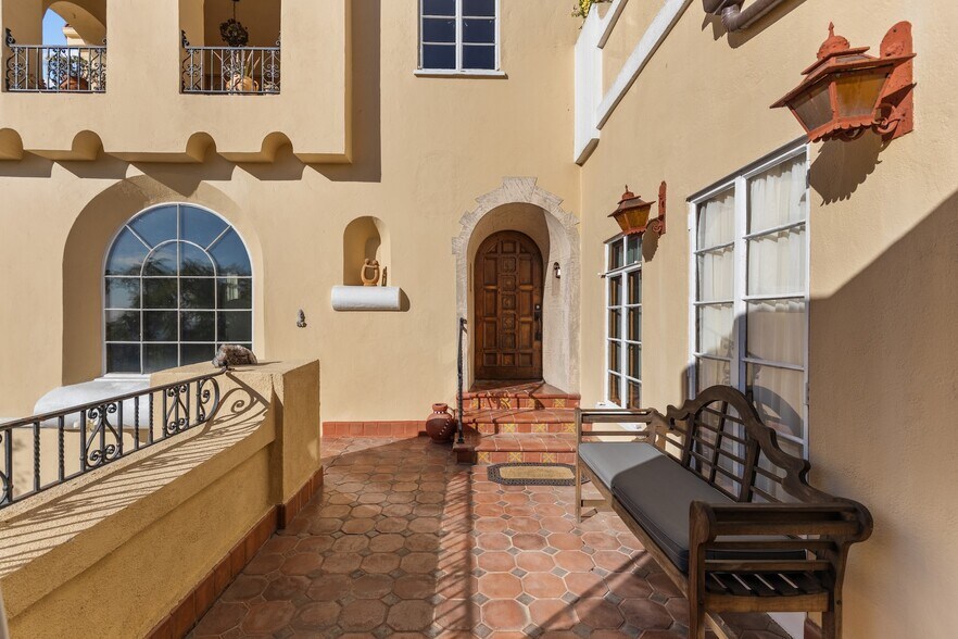 Building Photo - 2856 Glendower Ave
