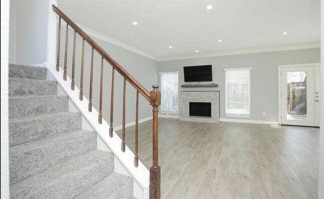 Building Photo - 9400 Doliver Dr