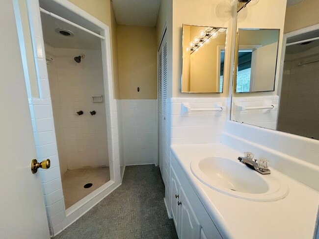 Building Photo - Charming 2 bedroom, 2.5 bathroom townhome in Greensboro w/2 master-suites/community pool