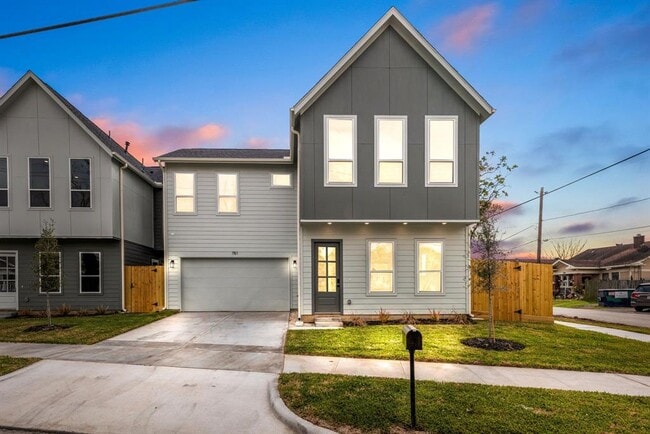 Building Photo - 751 Dumble St