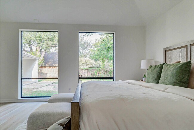 Building Photo - 10303 Chevy Chase Dr