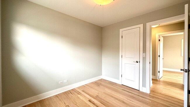 Building Photo - 4833 N Ozark Ave