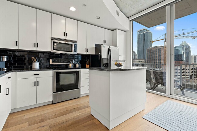 Building Photo - 360 Nueces St