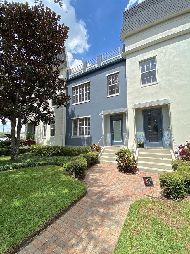 Building Photo - Stunning and Unique Luxury Town Home for R...