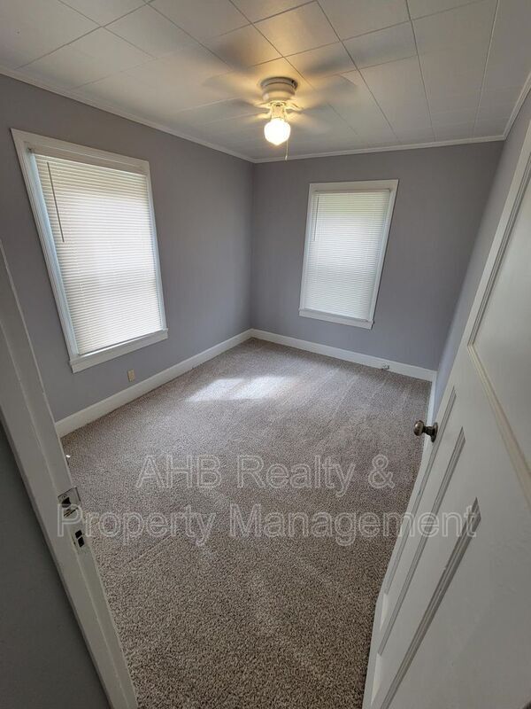 Building Photo - 1104 W Webb Ave