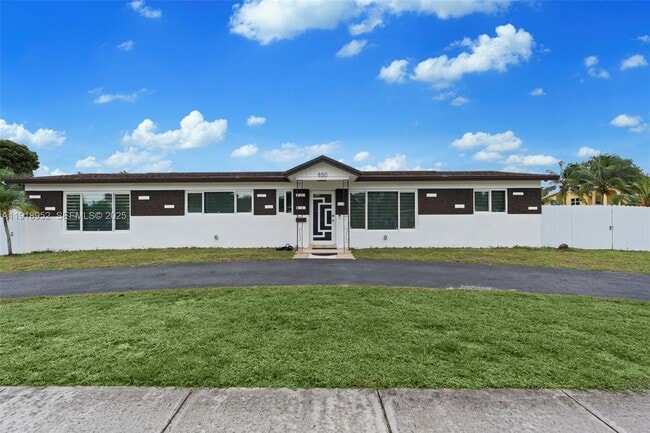 Building Photo - 850 SW 31st Ave