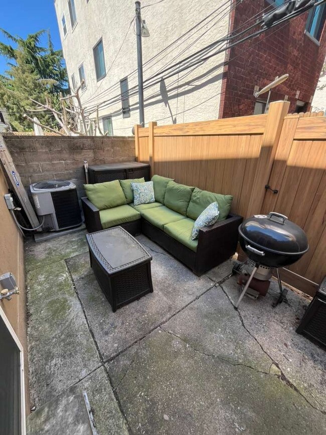 Building Photo - 2033 Kater St