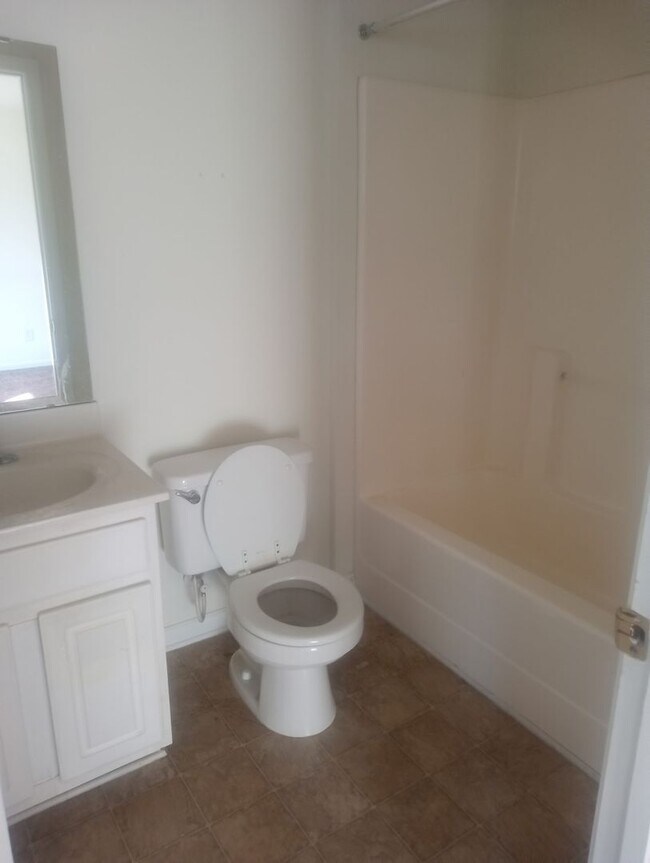 Building Photo - 4 Bedrooms 3.5 Bathrooms FOR RENT