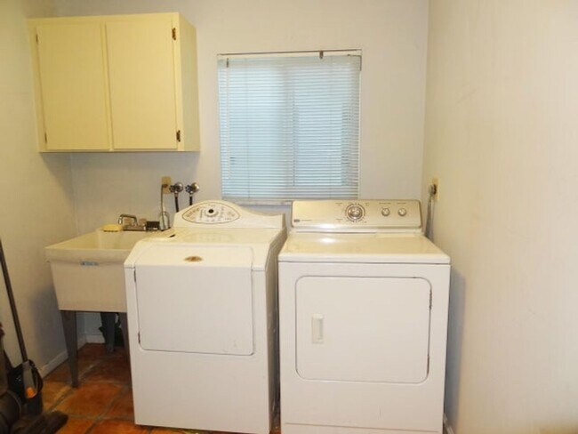 Building Photo - 11933 Waterwood Dr