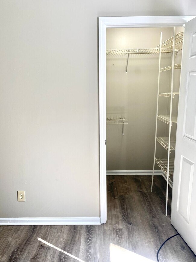 Building Photo - Remodeled 3 bedroom apartment in Portland - Section 8 accepted