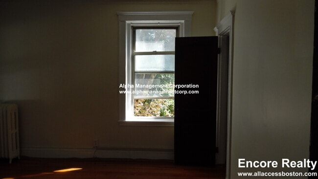 Building Photo - 90 Maple St