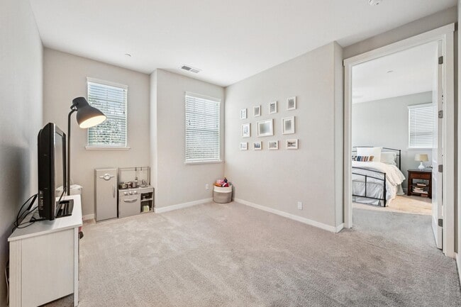 Building Photo - 816 Wellington Pl