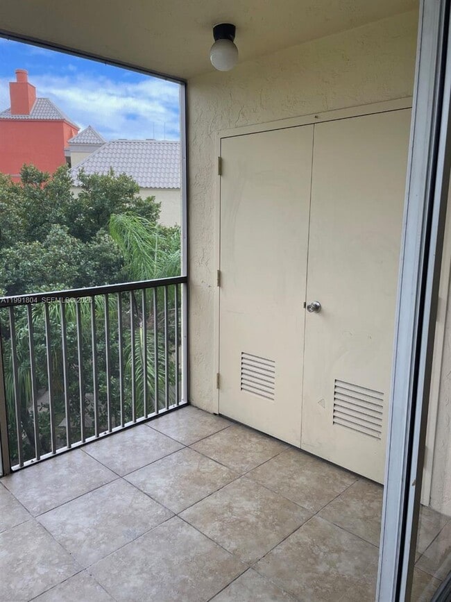 Building Photo - 8255 Lake Dr