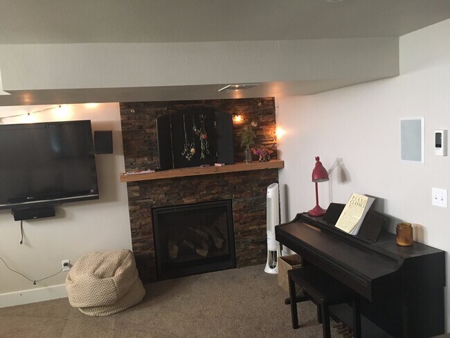 Building Photo - Live a Block Away from Sloan's Lake! Licen...