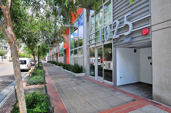 Building Photo - 2 bedroom 2 story East Village loft at Fah...